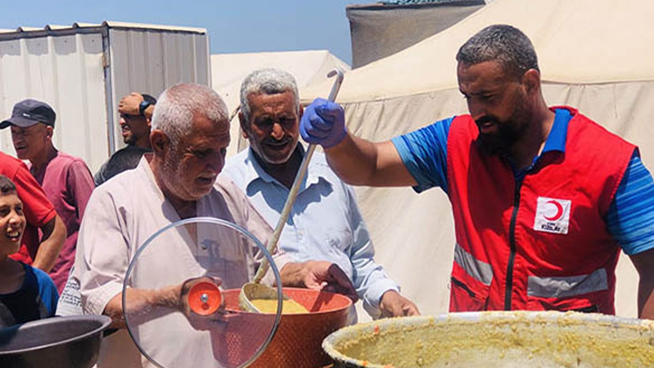 Türk Kızılay, Gazze'de Günlük 15 Bin Kişiye Sıcak Yemek Dağıtıyor
