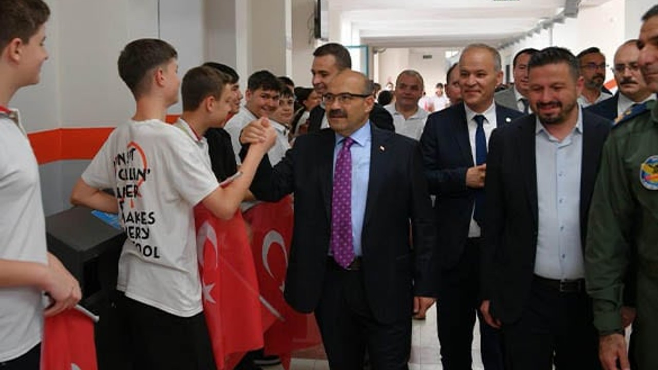 Vali Ustaoğlu'ndan Öğrencilere Karne Sürprizi