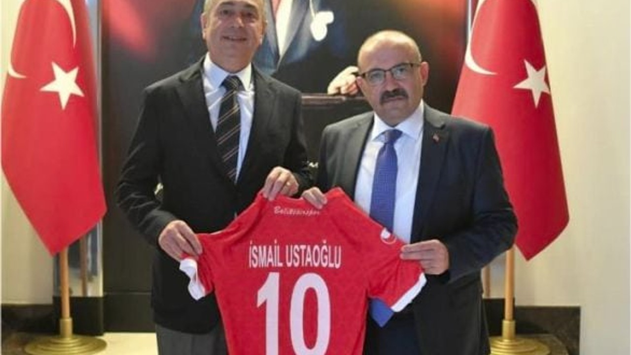 Balıkesirspor Yöneticilerinden Vali Ustaoğlu'na Forma