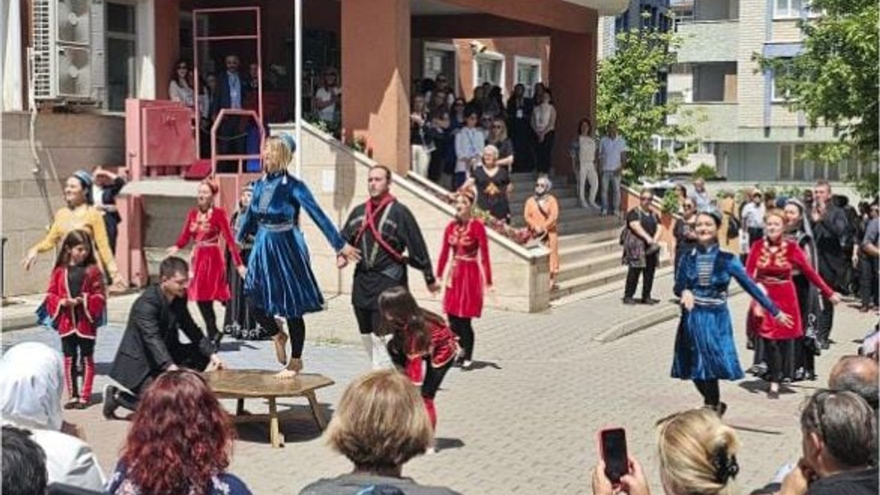 Bandırma'da Yıl Sonu Kutlamaları İlgi Topladı