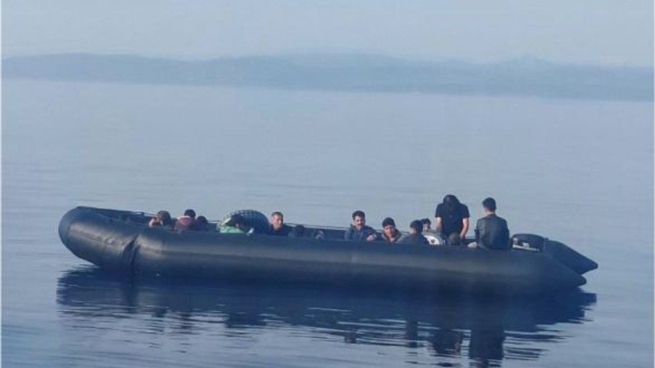 Ayvalık'ta 9'u Çocuk 22 Düzensiz Göçmen Kurtarıldı