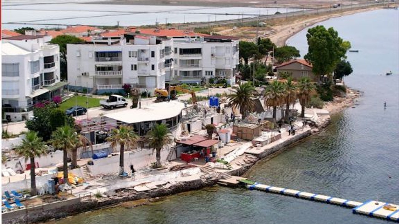 Sahillerdeki Kaçak Yapılar Yıkılıyor