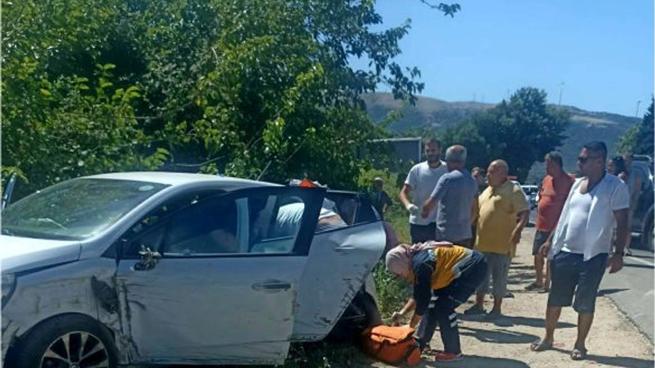 Erdek'te otomobil ile panelvan minibüsçarpıştı
