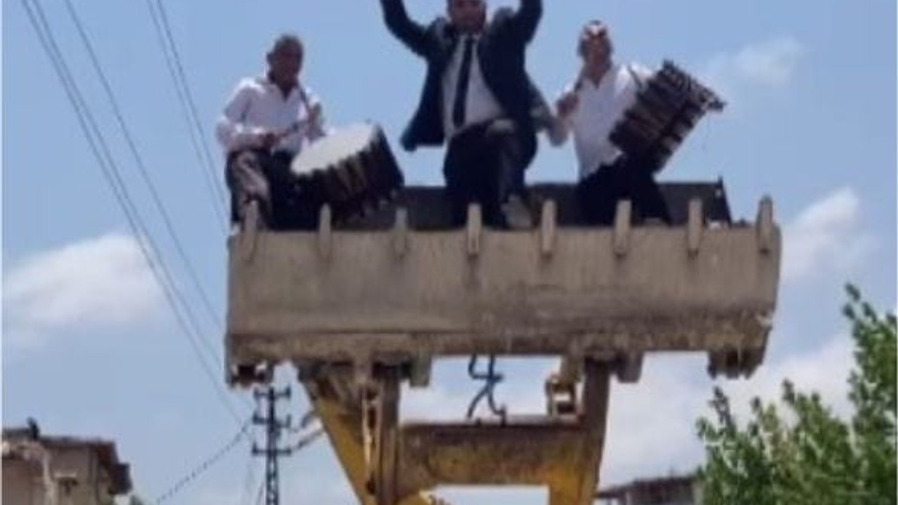 Operatör damat, gelin almaya kepçenin kovasında gitti