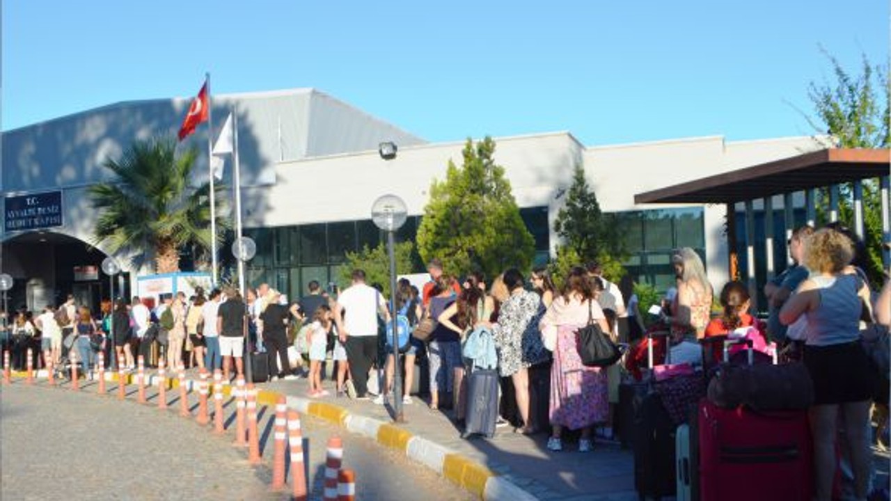 Midilli Adası'na geçişlerdeki bayram yoğunluğu sürüyor