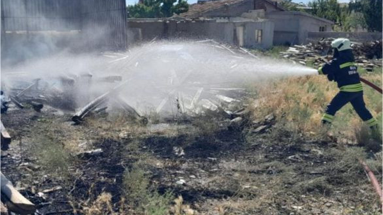 Çocuklar torpil attı, inşaat malzemeleri tutuştu