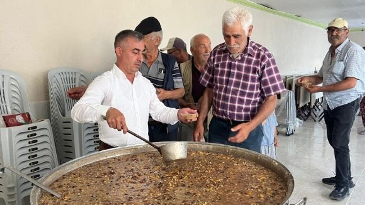 Başkan Duru Aşure Dağıttı