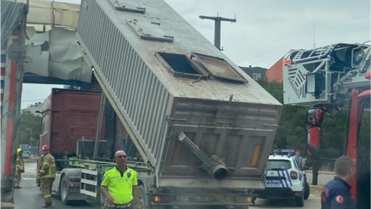Açık Kalan Dorse Üst Geçidi Parçaladı