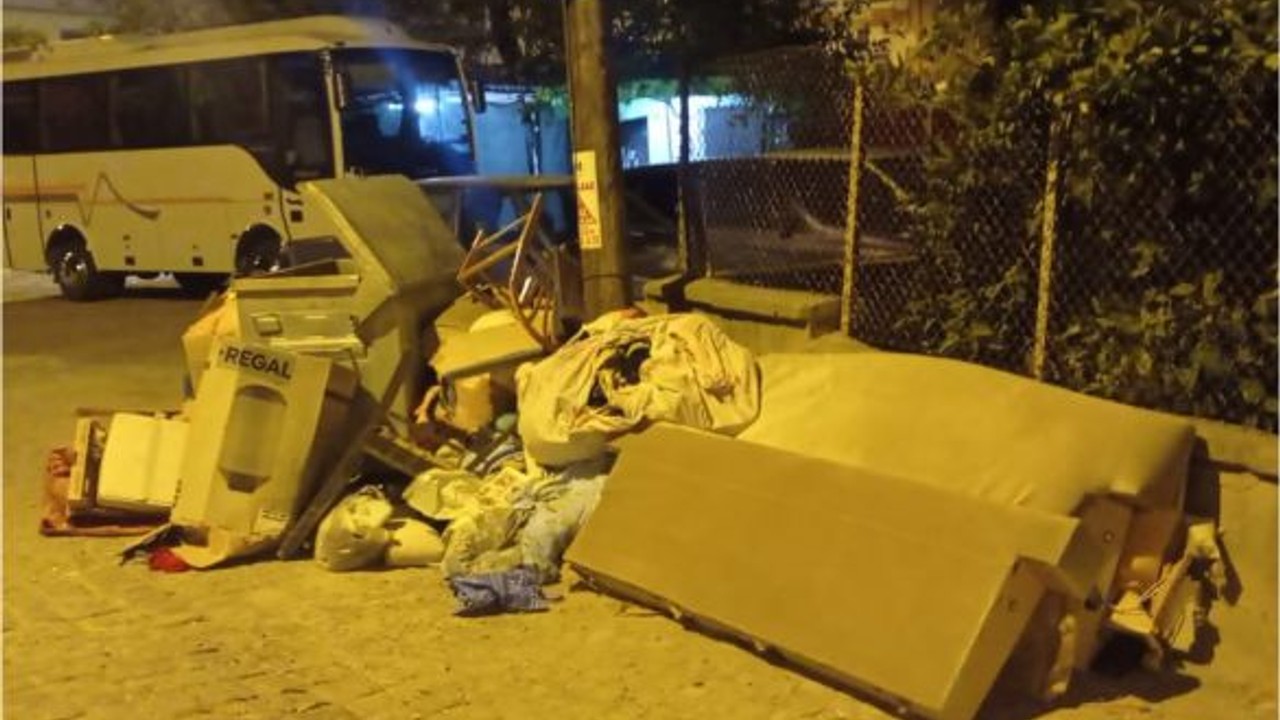 Ayvalık Belediyesi'nden Uyarı: "Tüm Eviniz Çöp Konteynerlerine Sığmaz!"