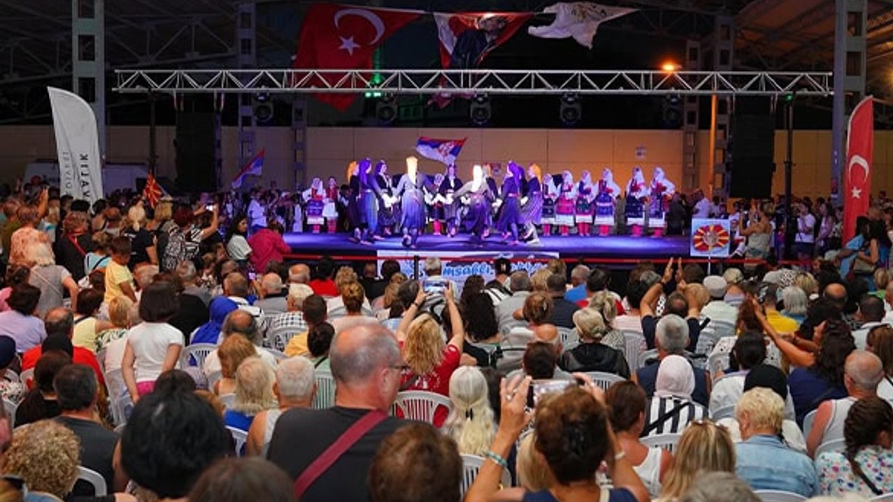 Bin106 Dansçı Ayvalık'ta Raksetti
