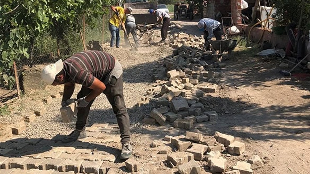 Bigadiç'te, Mahalle Yolları Yenilenmeye Devam Ediyor