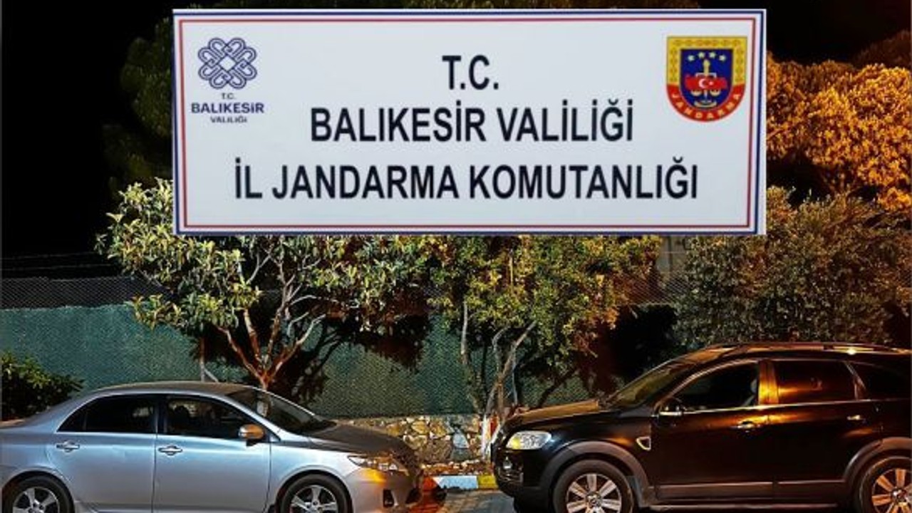 Kaçacakları 2 Araçla Birlikte Yakalandılar