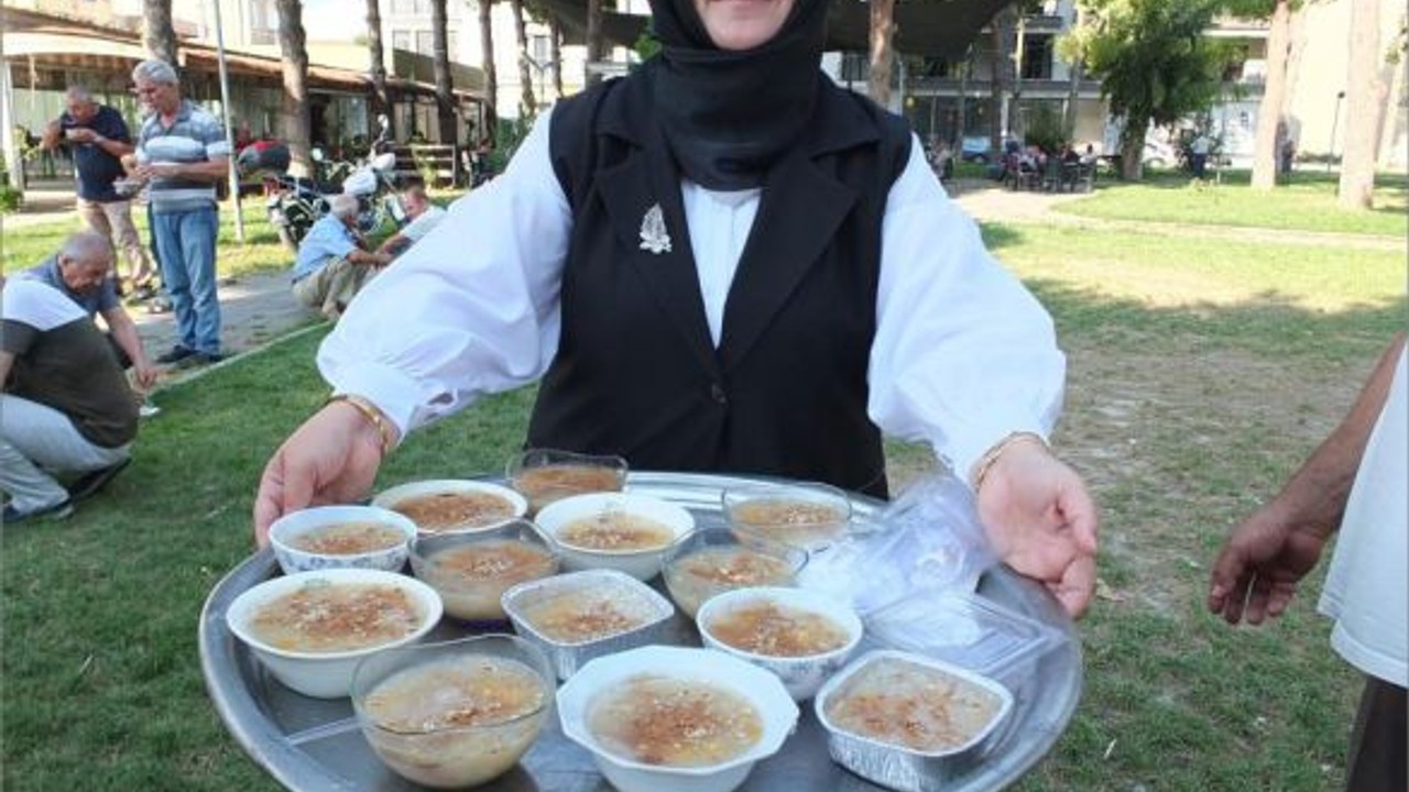Kadın Muhtar Aşure İçin Kolları Sıvadı