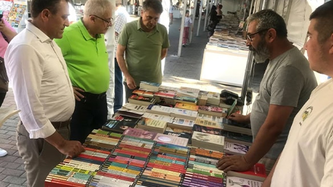 Kaymakam Memiş, 5. Burhaniye Kitap Fuarı'nı Ziyaret Etti