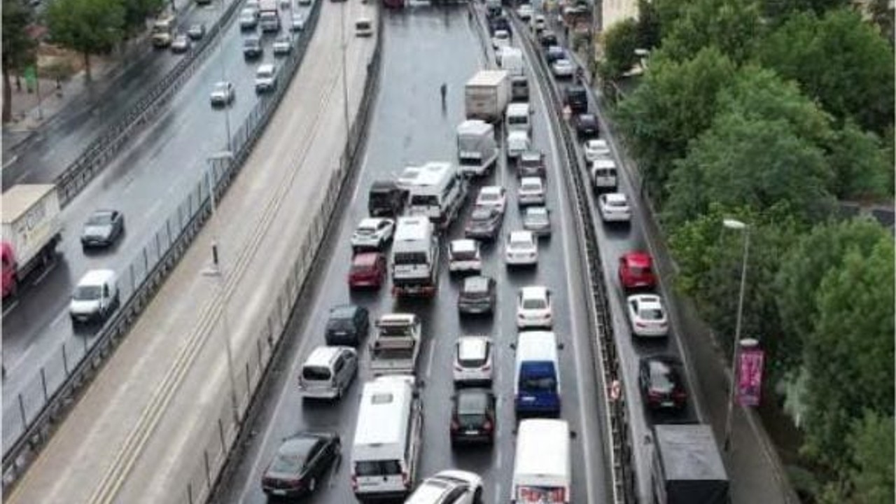 Avcılar'da Tır Makasladı: E5 Karayolu Kilitlendi