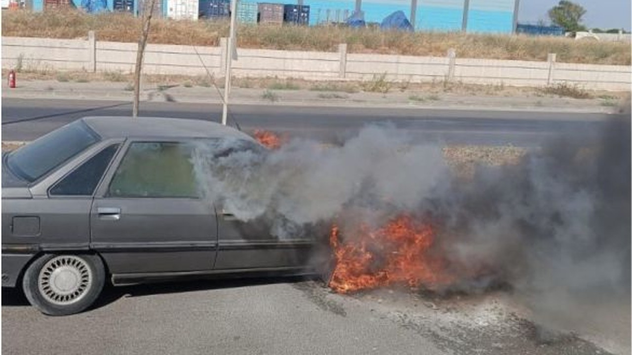 Balıkesir'de Otomobil Seyir Halindeyken Alev Aldı!