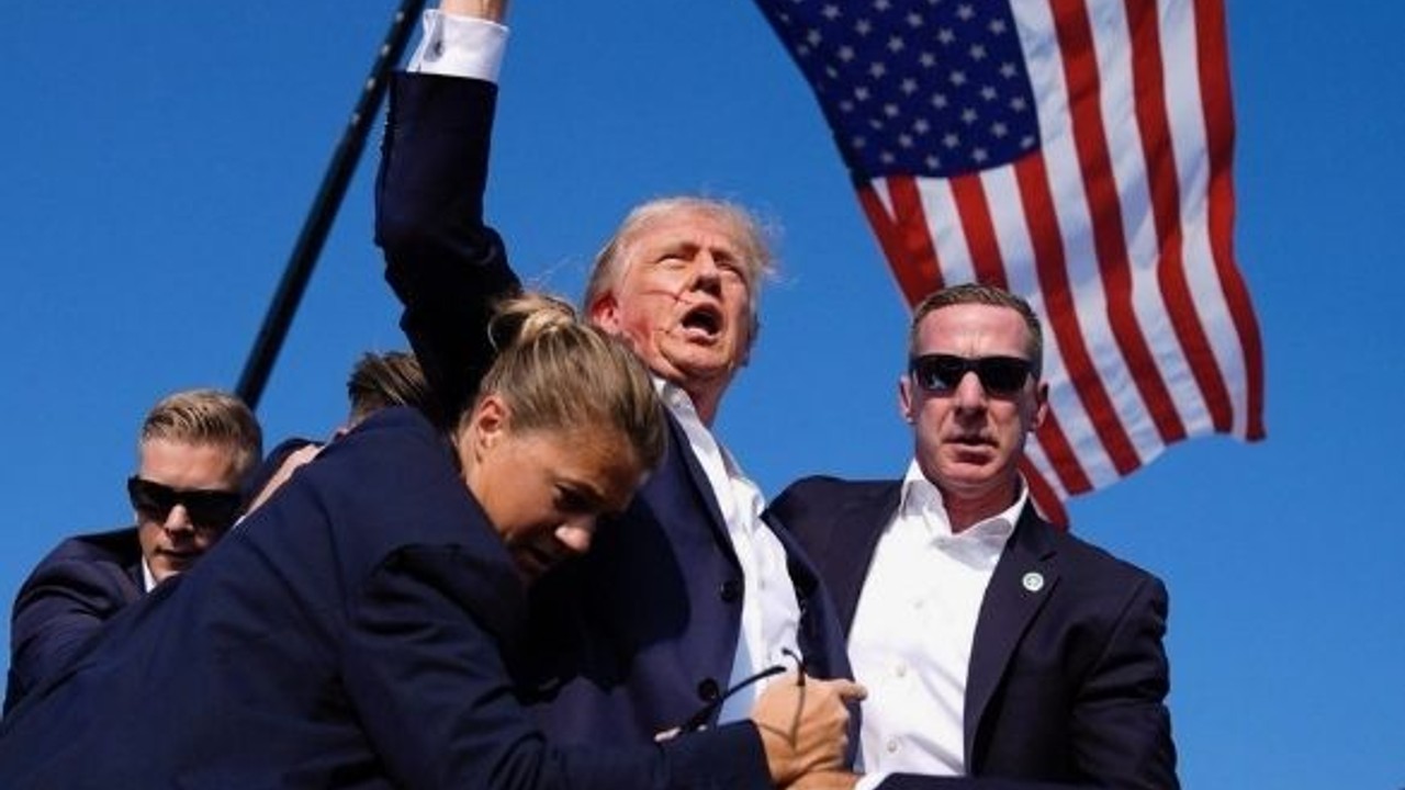 Trump'ın Mitinginde Patlama: Sağ Kulağından Yaralandı!