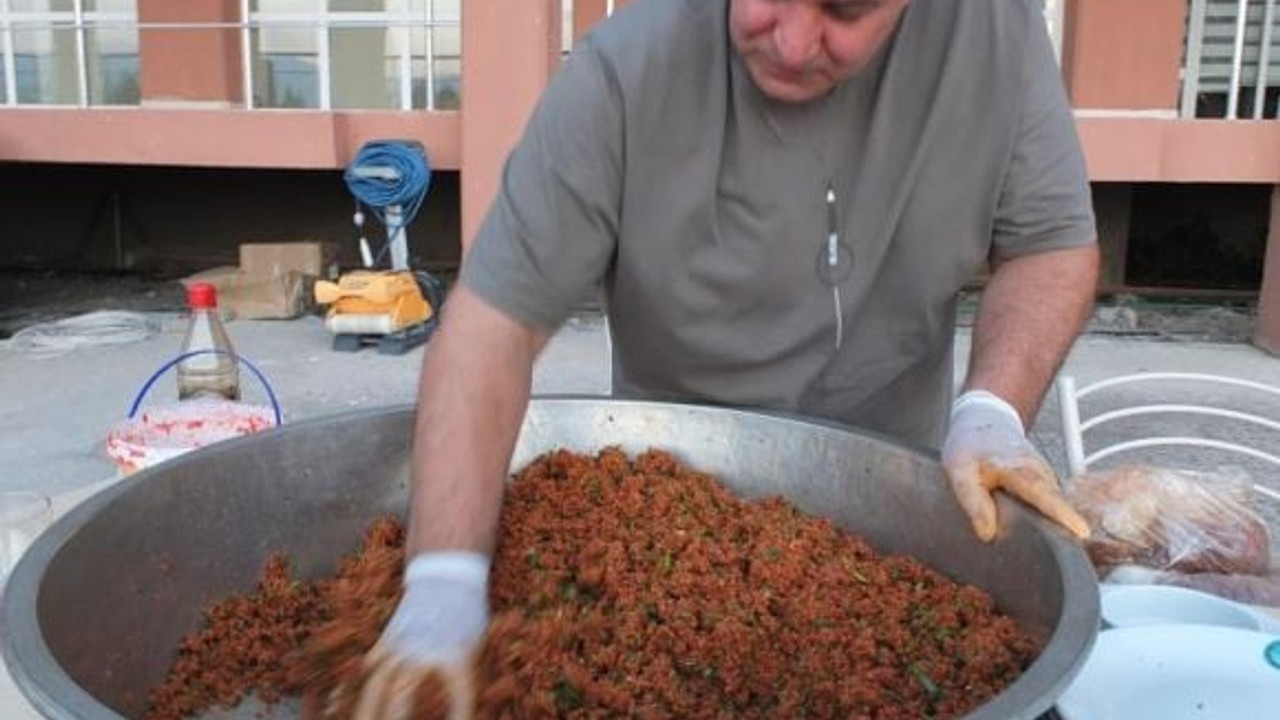 Burhaniye’de Çiğköfteli Eğlence