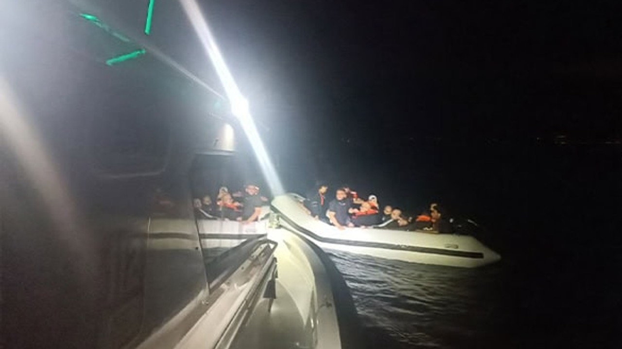 Ayvalık Açıklarında 15 Düzensiz Göçmen Yakalandı