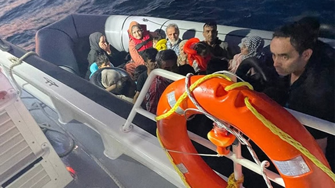 Ayvalık Açıklarında 22 Düzensiz Göçmen Yakalandı