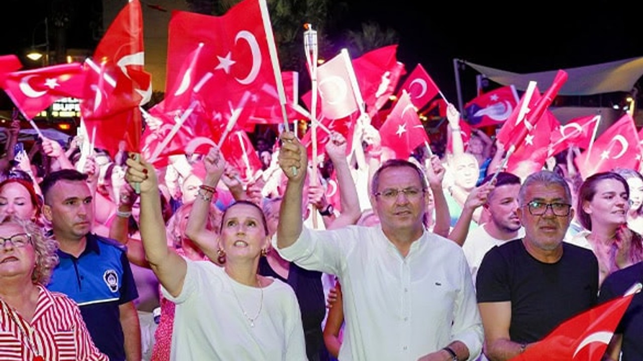 Ayvalık'ta Fener Alayı ile Zafer Kutlandı