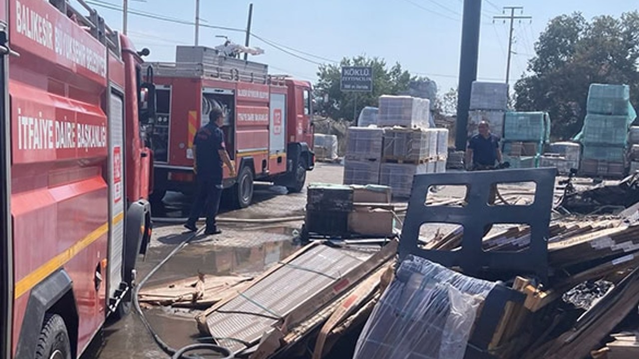Ayvalık’ta Seramik Fabrikası Deposu Alevlere Teslim Oldu