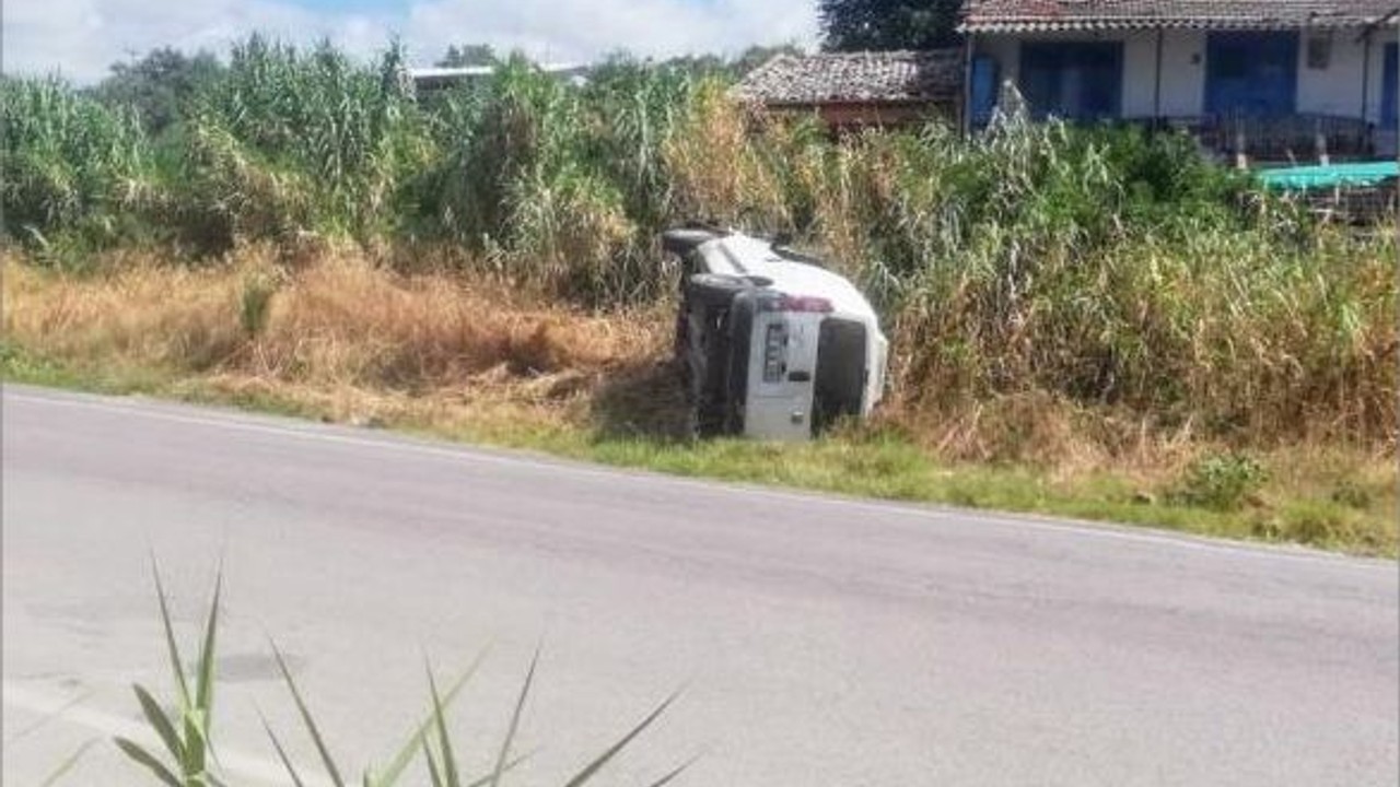 Balıkesir'de Kaza! Ticari Araç Virajı Alamadı