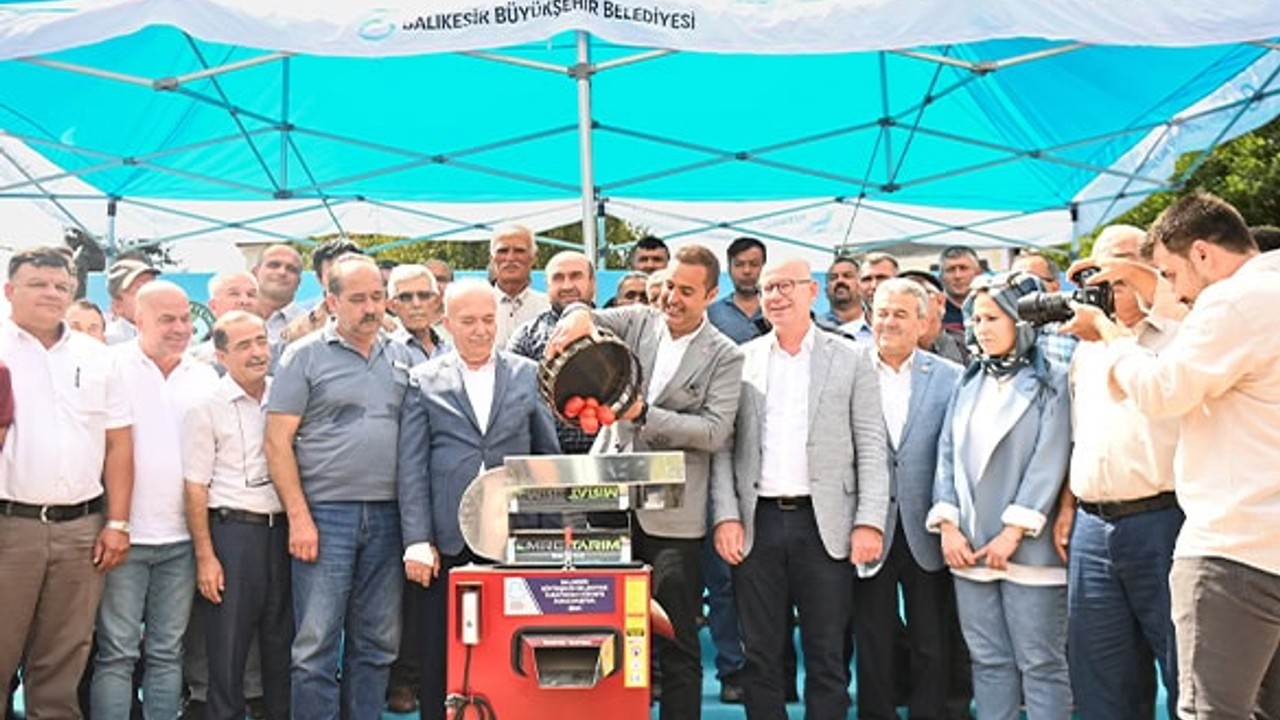 Dursunbey'de 23 Kırsal Mahalleye Salça Makinesi Desteği