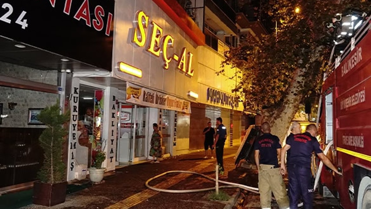 Edremit'te İş Yeri Deposunda Çıkan Yangın Söndürüldü