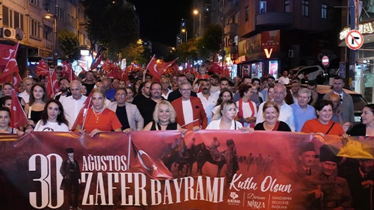 Evrencan Gündüz, Bandırma’da Zafer Bayramı’nı Coşturdu