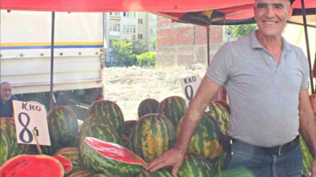 Pazardaki Yüksek Fiyatlar Yüzünden Karpuzu Parçaladı
