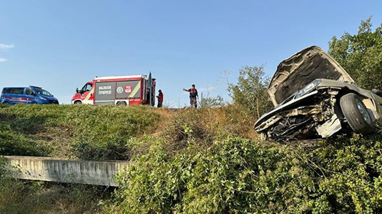 Savaştepe'de Otomobil Otluk Alana Devrildi