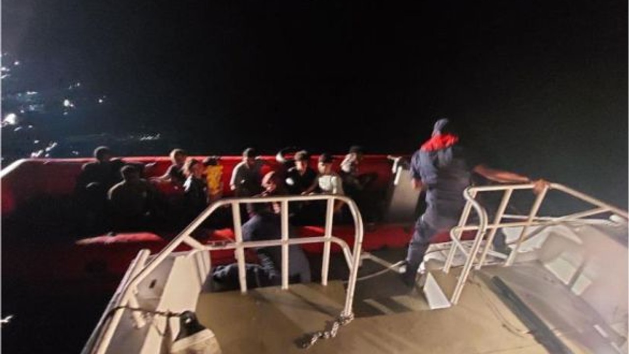 Sürüklenen Göçmenlere Sahil Güvenlik Koştu