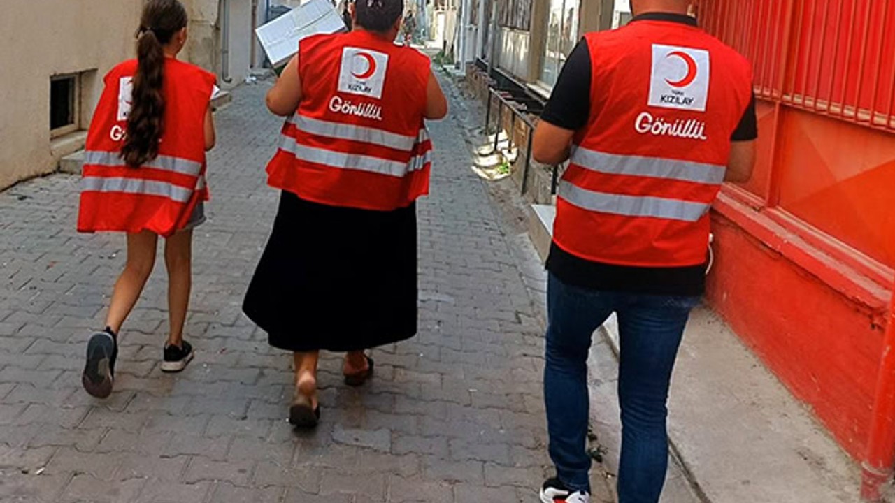 Türk Kızılay Edremit Şubesi'nden Yardım Kolisi