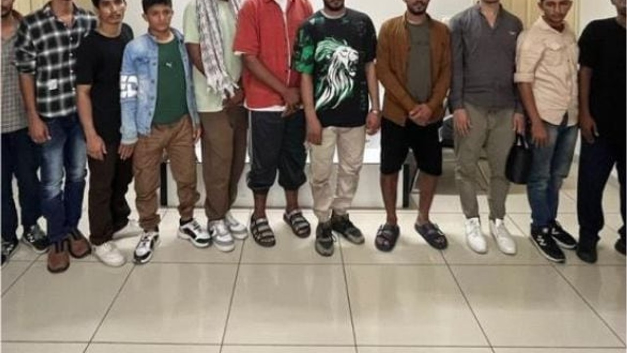 12 Göçmen ve 2 Kaçakçı Balıkesir'de Yakalandı