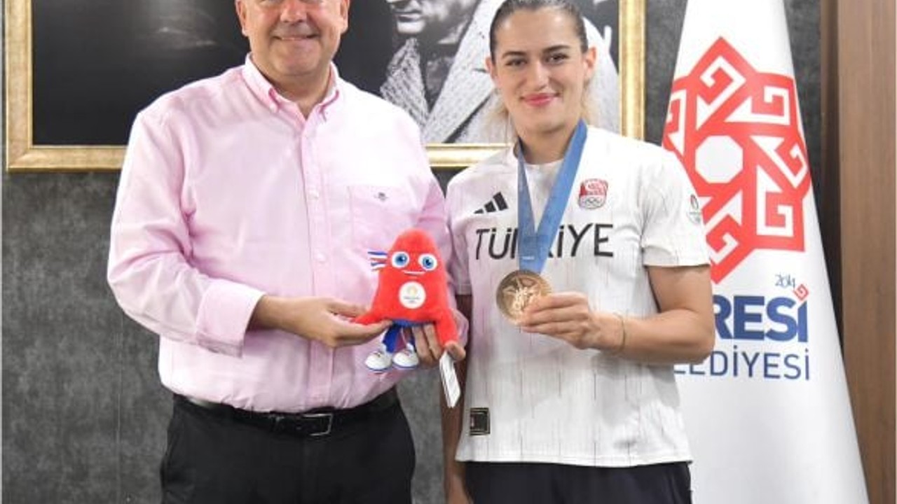 Akbıyık'ın Elindeki Oyuncağa Dikkat