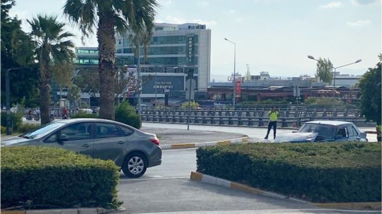 Balıkesir’de Kavşakta Kaza! İki Araç Çarpıştı