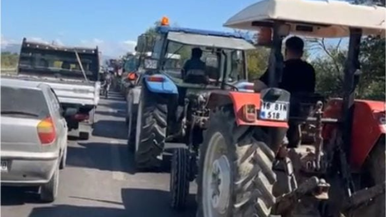 Çiftçiler Balıkesir Bursa Yolunu Kapattı
