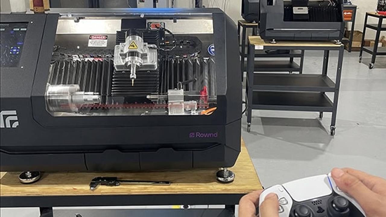 5 Genç Mühendis Masaüstü CNC Makinesi İmal Ediyor