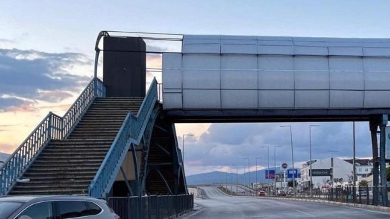 Bandırma'da Üst Geçit Hızla Yeniden Trafiğe Açıldı