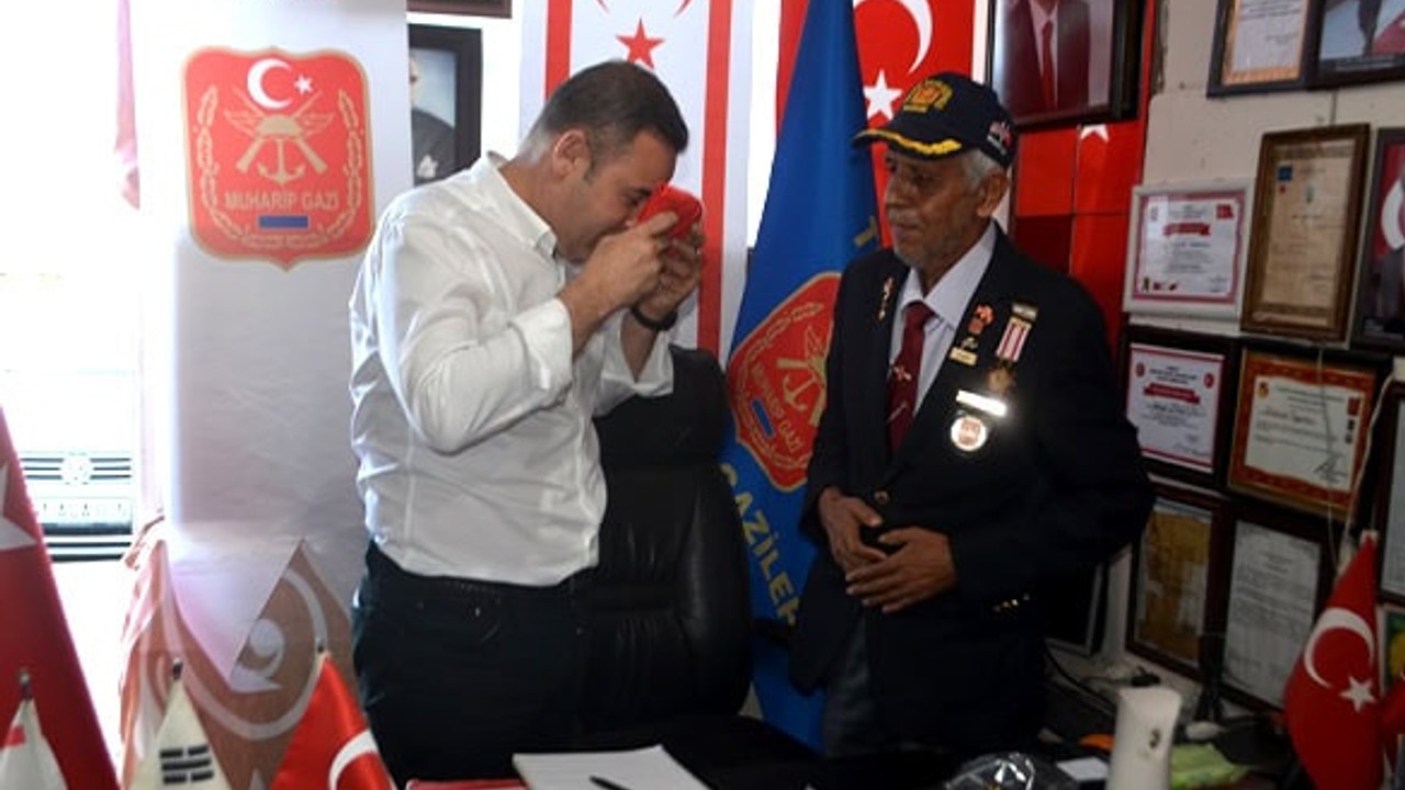 Ahmet Akın'dan Gazilere Duygusal Ziyaret