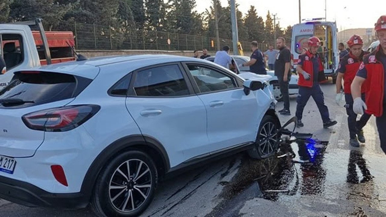 Altıeylül’de Trafik Kazası: Araçta Sıkışan Sürücü Kurtarıldı