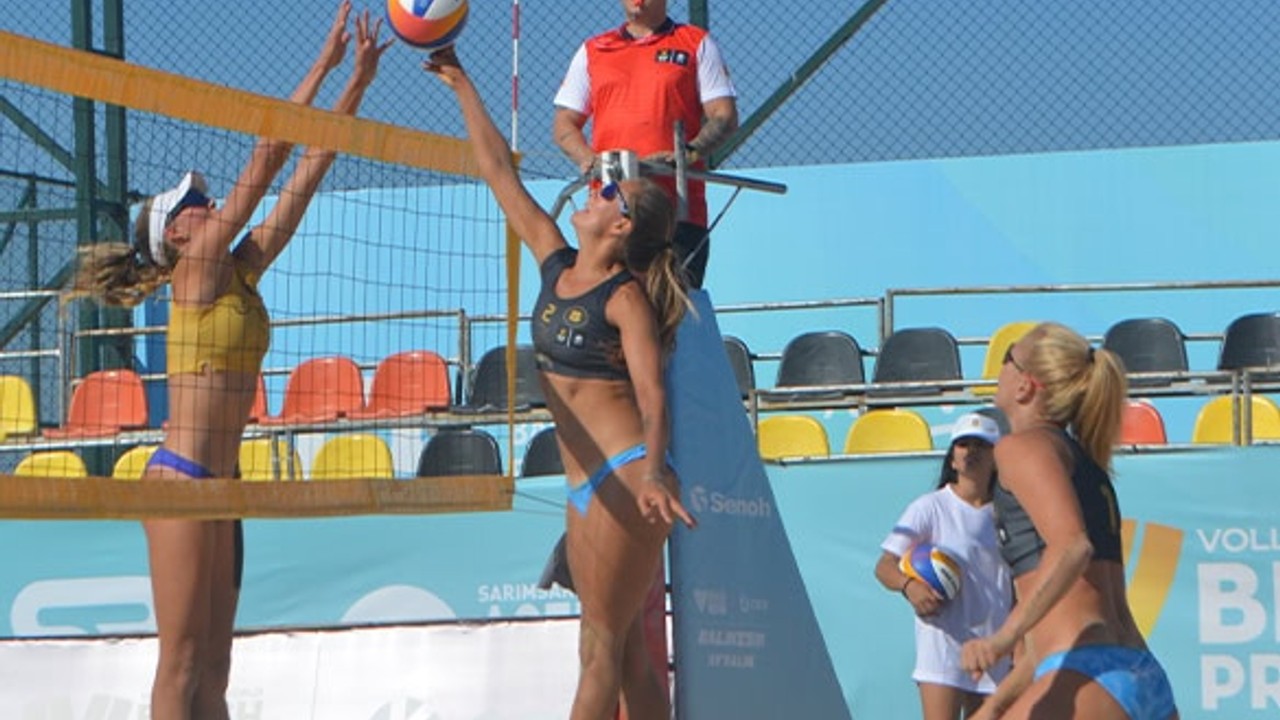 Ayvalık'ta Plaj Voleybolu Şöleni Başladı
