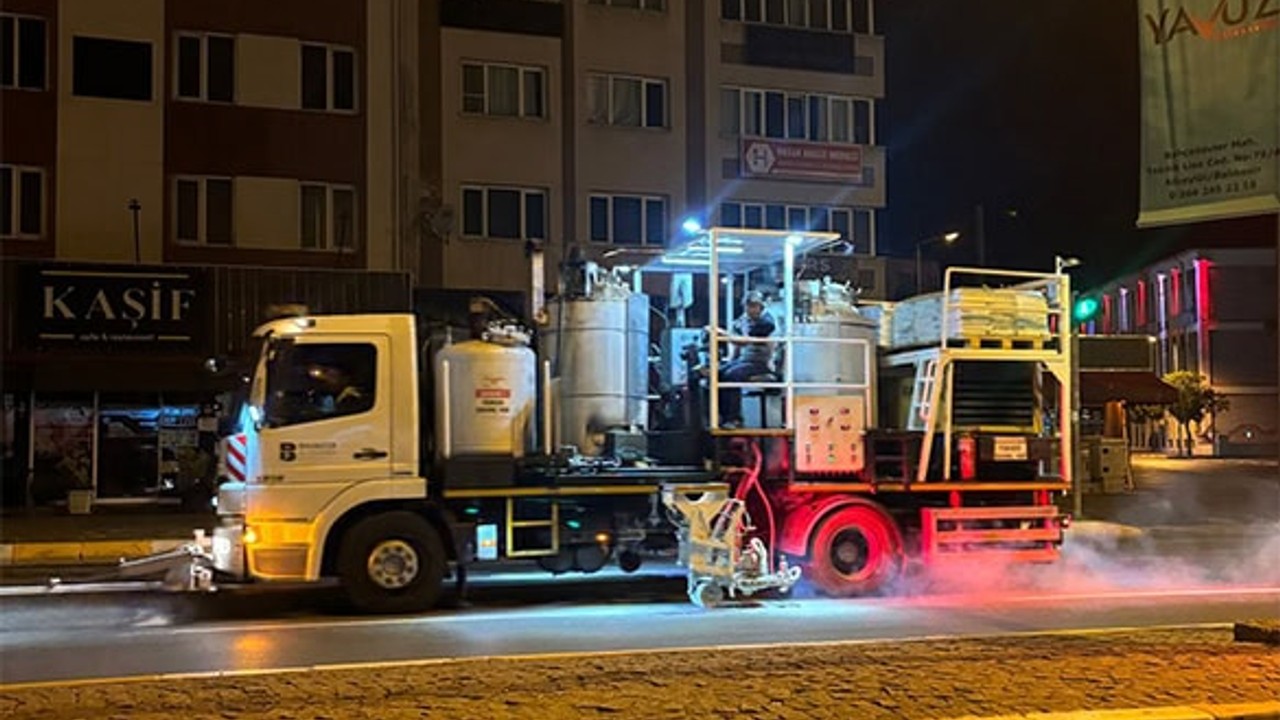 Balıkesir'de Yol Çizgileri Gece Yenilendi