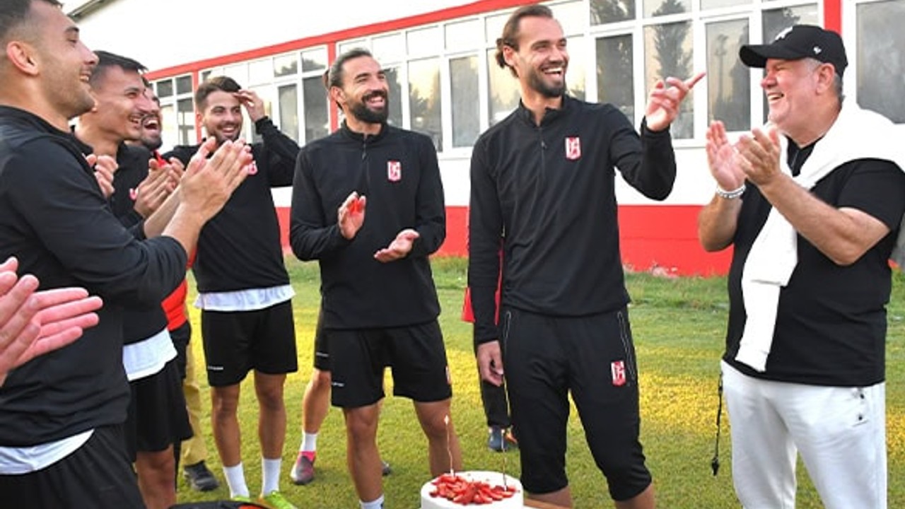 Balıkesirspor'dan Şahin Şafakoğlu'na Doğum Günü Sürprizi