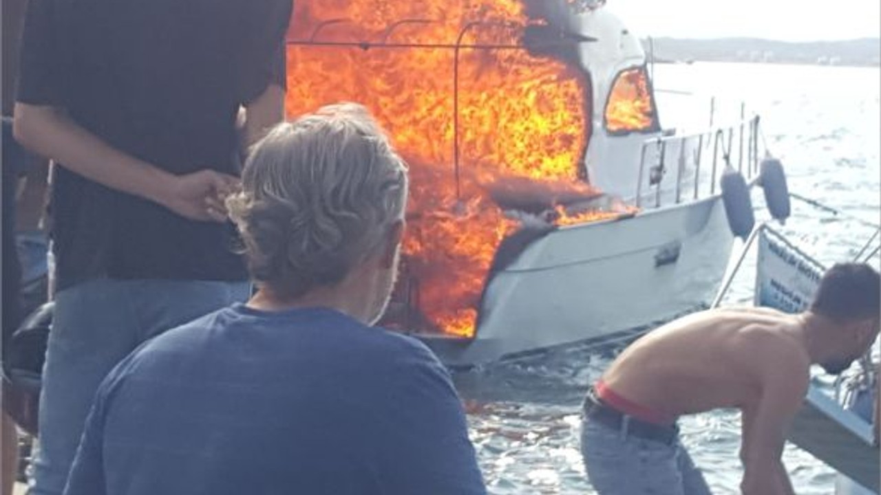 Ayvalık'ta Gezi Teknesi Bakın Nasıl Yandı!