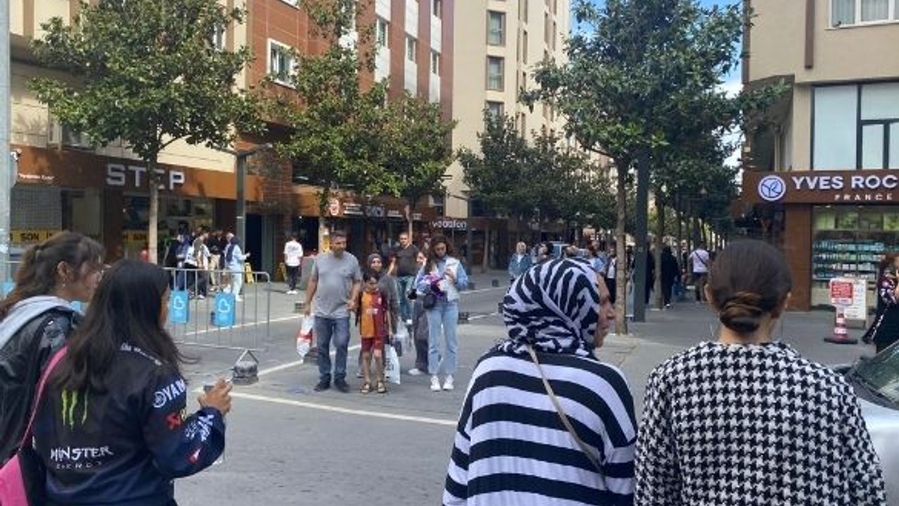 Serin Havalarda Balıkesir Caddeleri Canlandı