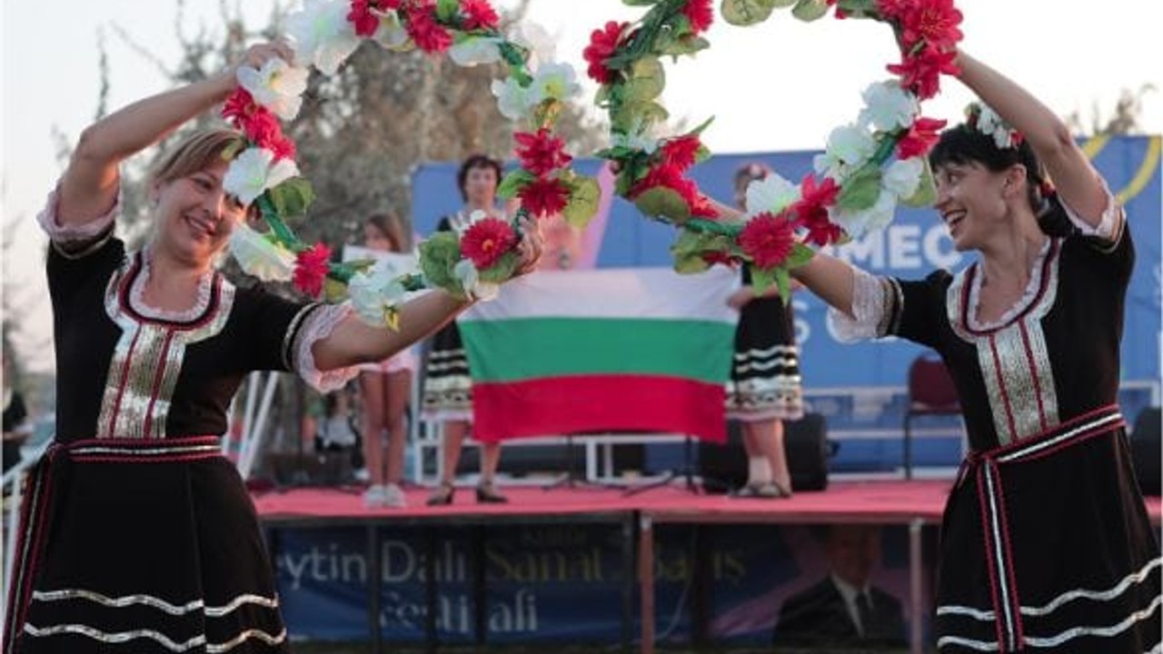 Uluslararası Folklör Ekipleri Gömeç'i Şenlendirdi