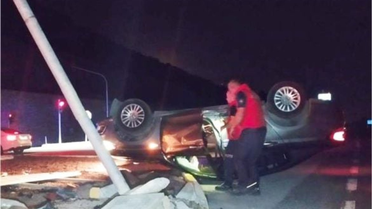 Balıkesir'de Kaza! Sürücü Ters Dönen Araçta Sıkıştı