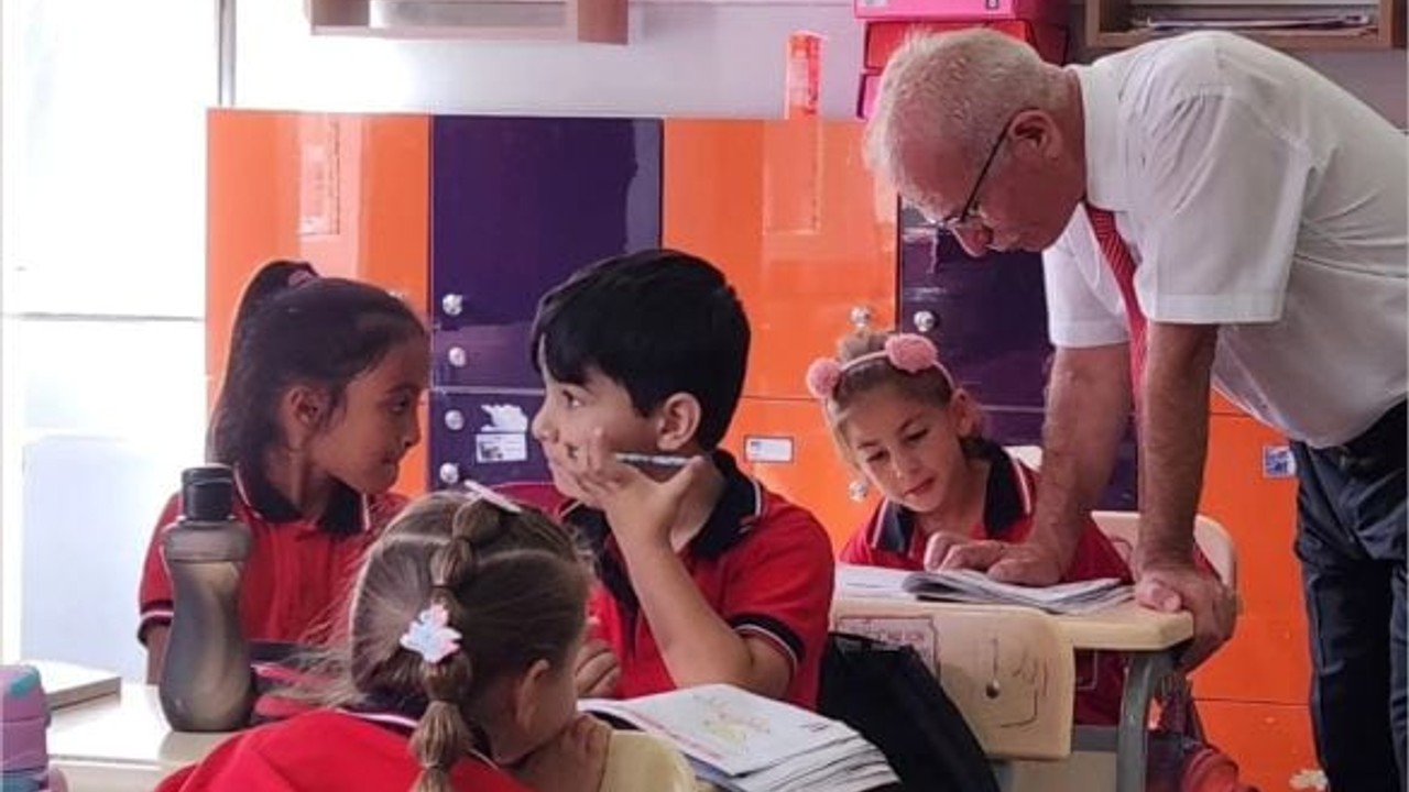 Müdür Günnü Öğrencilerle Ders Başında